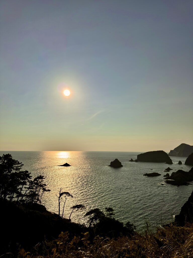 岬からの美しい夕焼けと海