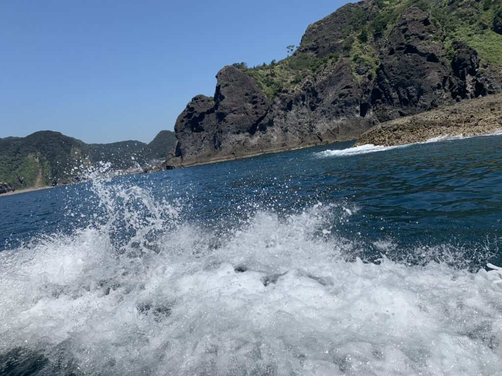 7月上旬のヒリゾ浜、透明度抜群のエメラルドグリーンの海と岩場
