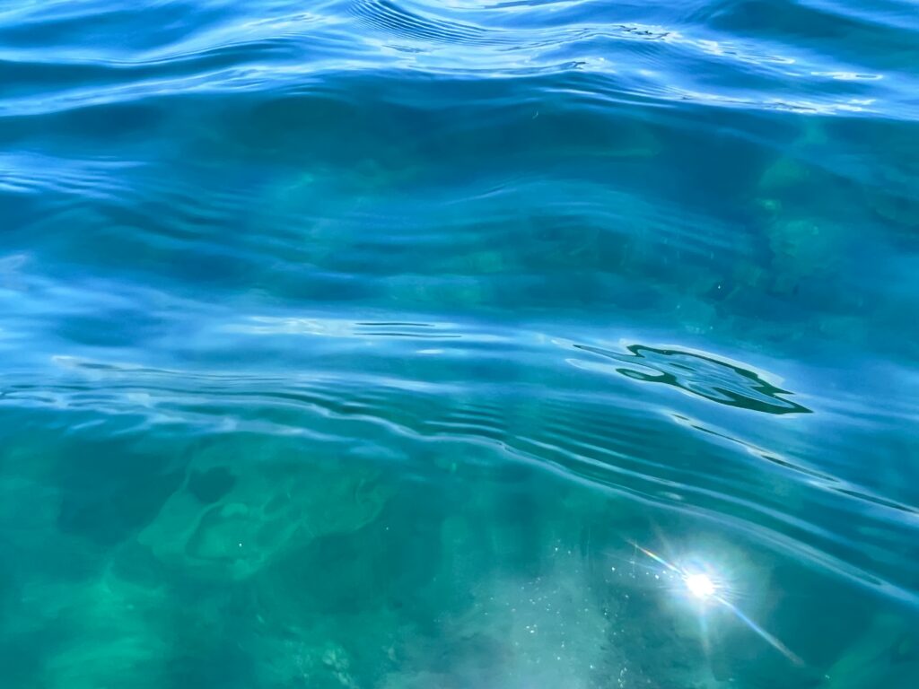 海面に映る太陽と透き通った海