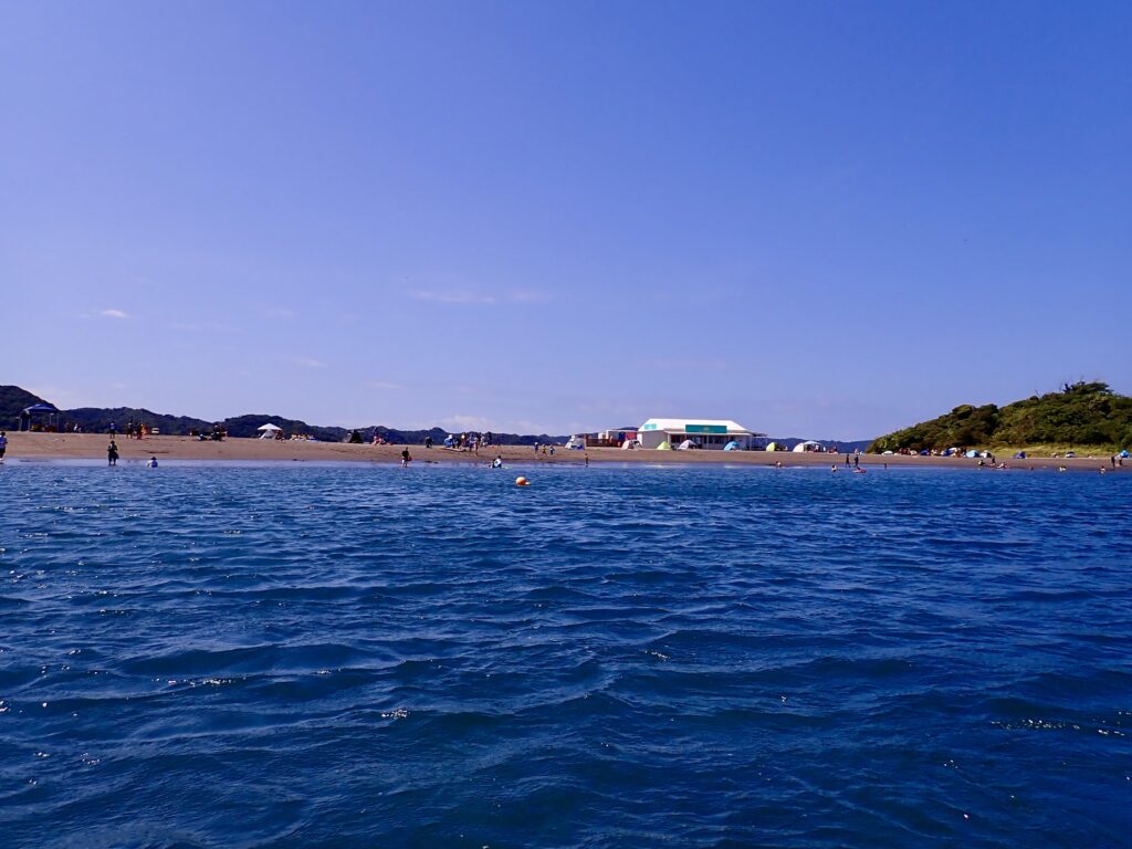沖から眺める沖ノ島のビーチ